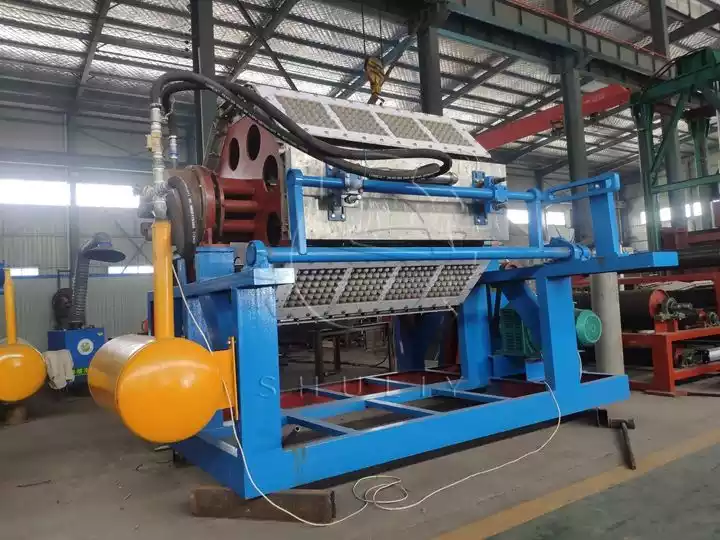 La grande machine de fabrication de plateaux à œufs de Shuliy